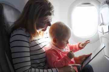 Der Passagier weigert sich, während des Fluges den Sitz für ein Kind zu verschieben, aber die Menschen sind geteilter Meinung