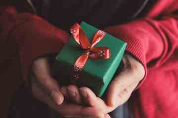 Millionen knausern wegen der Lebenshaltungskosten mit Weihnachtsgeschenken