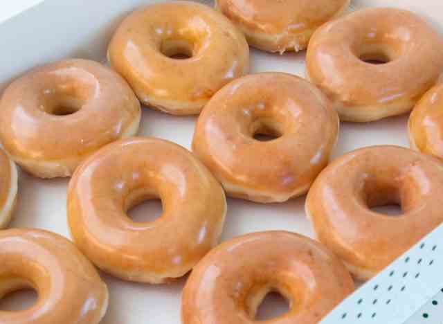 krosse kremeglasierte donuts