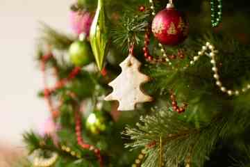 Briten fädeln in ihrem Leben fast eine MEILE Weihnachtsdekorationen auf