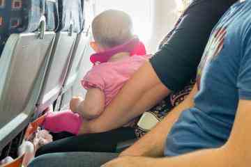 Wütender Vater beschimpft Flugbegleiter, weil er sein Baby nicht auf einem leeren Sitz sitzen lässt