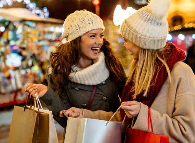 glückliche freunde weihnachtsmarkt einkaufen