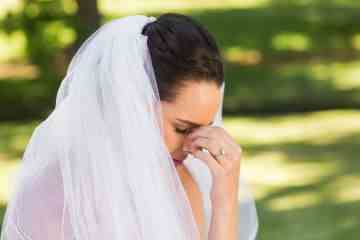 Das sehr lässige Hochzeitsoutfit des Bräutigams lässt die Leute fassungslos zurück