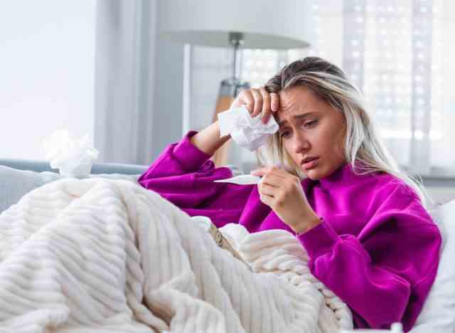 frau, die sich mit grippe, virus zu hause befasst, konzept, wie sie ihren körper während der grippesaison gesund halten können