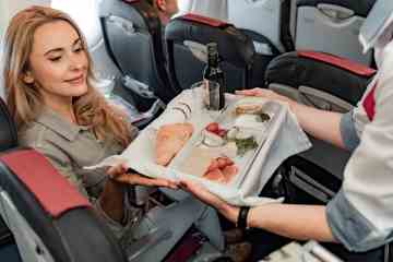Passagier ekelt Menschen im Flugzeug mit stinkenden Speisen an – Menschen sind auf ihrer Seite