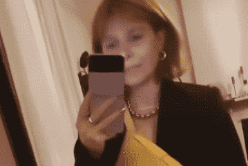 Die schwangere Stacey Dooley wiegt ihren wachsenden Bauch in einem Seidenkleid für ein Spiegel-Selfie