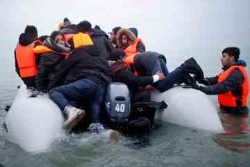 Schmuggler schweißen Boote zusammen, um noch mehr Migranten hineinzustopfen