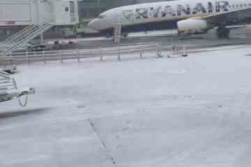 Schnee zwingt den Flughafen Manchester, beide Start- und Landebahnen wegen massiver Verzögerungen auf der Autobahn zu schließen