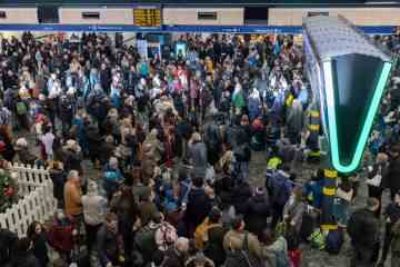 Reisende strömen zu Bahnhöfen, bevor Streik und Wetterchaos das neue Jahr ruinieren