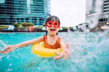 Jet2holidays bietet 2023 KOSTENLOSE Kinderplätze in Wasserpark- und Themenparkhotels