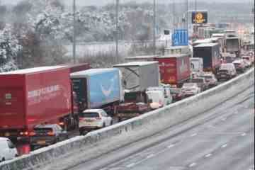 Live-Updates, wenn im Schnee britische Schulen geschlossen werden und das Reisechaos auf Großbritanniens Straßen herrscht