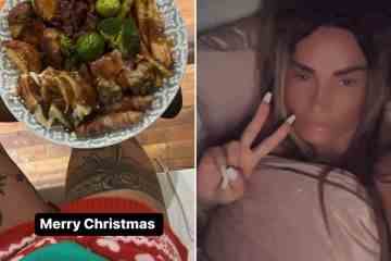 Katie Price isst das Weihnachtsessen auf ihrem Schoß, während sie Beintattoos enthüllt und Trolle ignoriert, die ihre Mutter beschämen