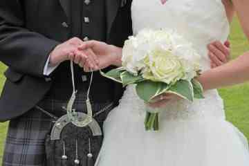 Braut verschenkt Hochzeitskleid, das nach Scheidung riecht, und die Leute lieben es