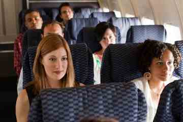 Der Mann weigerte sich, mit einem Paar die Plätze zu tauschen – er saß für den Flug zwischen ihnen 