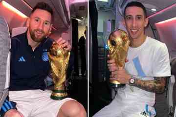 Messi und Di Maria posieren mit dem WM-Pokal auf dem Rückflug nach Buenos Aires