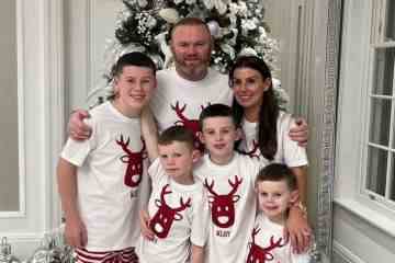 Coleen und Wayne Rooney posieren mit vier gleichartigen Söhnen für festliche Schnappschüsse
