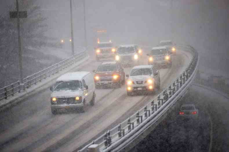 Schneeverhältnisse behindern die Fahrt auf der Autobahn
