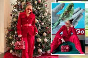 Jennifer Lopez strahlt in Rot und posiert in festlichem Outfit vor dem Weihnachtsbaum