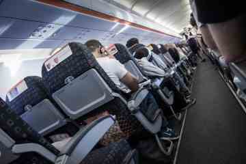 Die Flugbegleiterin verrät die schlechtesten Flugzeugsitze, die bei Turbulenzen zu buchen sind