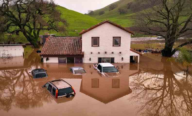 Überschwemmtes Haus und Autos