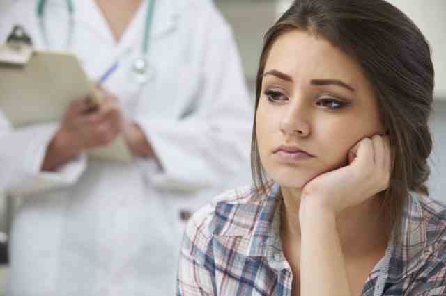 Teenager-Mädchen mit Termin in der Arztpraxis
