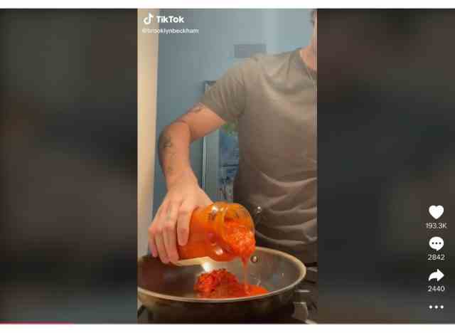 Brooklyn Beckham macht scharfe Tomatennudeln