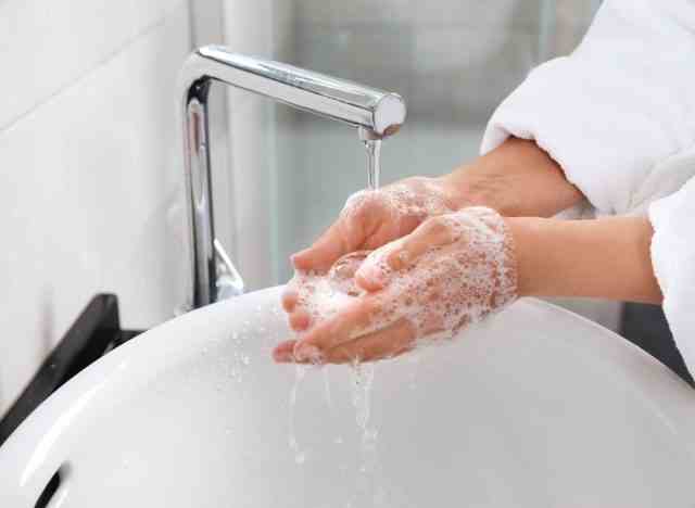 nahaufnahmefrau, die ihre hände wäscht, konzept der schlechten hygienegewohnheiten, nicht genug hände waschen