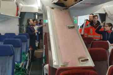 Flugzeugpassagier fassungslos, als sein Gepäckfach während des Fluges auf seinen Kopf schlägt