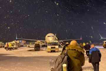 Der Flughafen Manchester wird mit erheblichen Verzögerungen wiedereröffnet, nachdem starker Schneefall Chaos verursacht hat