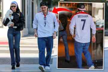 Brooklyn Beckham wurde in Papa Davids Fußballtrikot mit der Nummer 7 von England gesehen