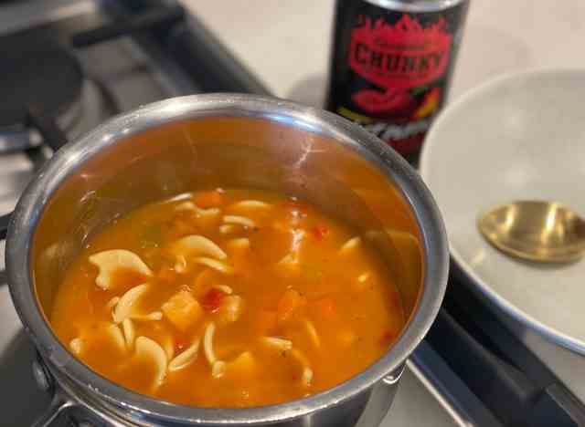 Campbell's Chunky Ghost Pepper Hühnernudelsuppe, auf dem Herd gekocht