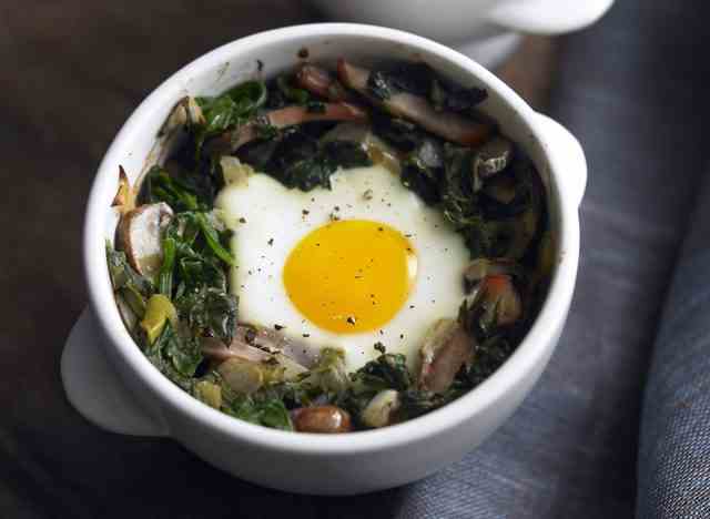 Gebackene Eier mit Champignons und Spinat