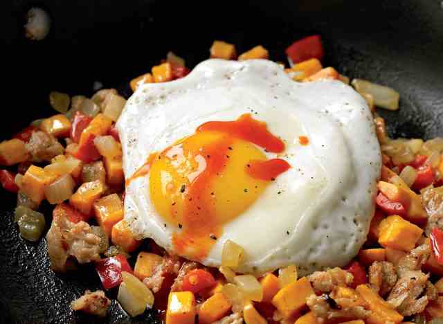 Frühstückshasch mit Süßkartoffel und Hühnerwurst