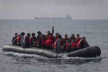 Böse Banden bestellen Schlauchboote online aus China, um Migranten zu befördern