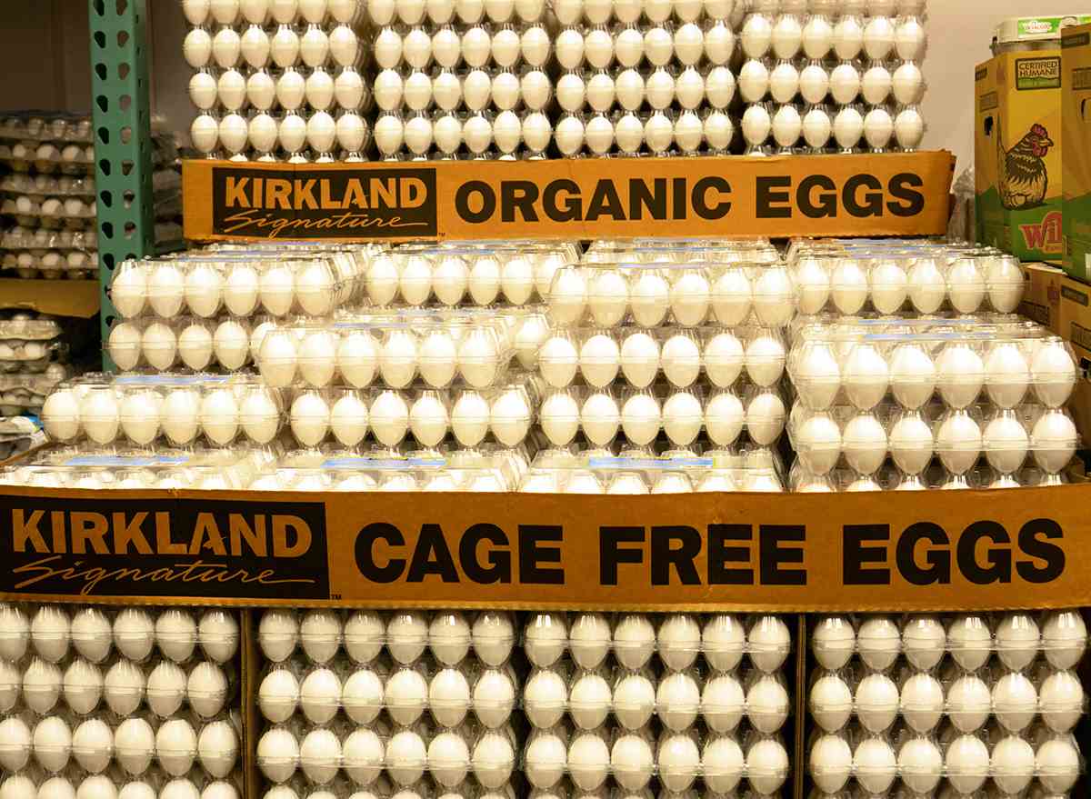 Kartons mit Costco-Eiern