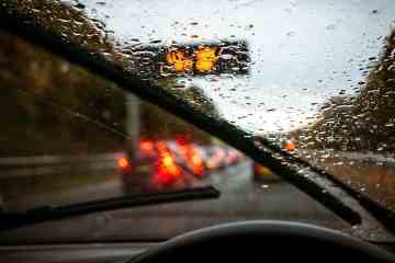 Experte warnt vor größten Fehlern, die Autofahrer beim Fahren im Regen machen