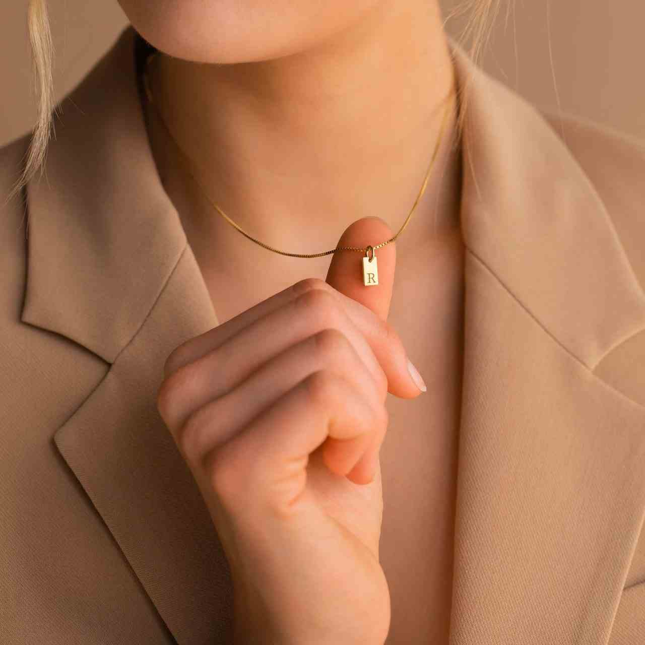 Zierliche Initial Tag Halskette von Caitlyn Minimalist