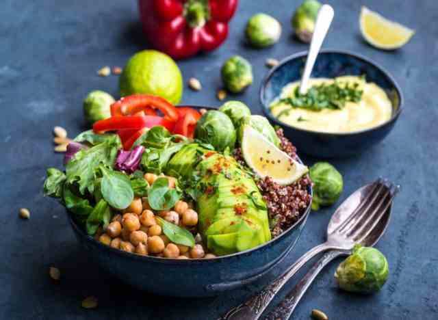 Salat mit Kichererbsen, Avocado, Gemüse und Limette