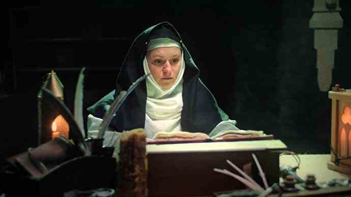 Ikulinati Review – eine Live-Action-Nonne, die in einem Buch schreibt