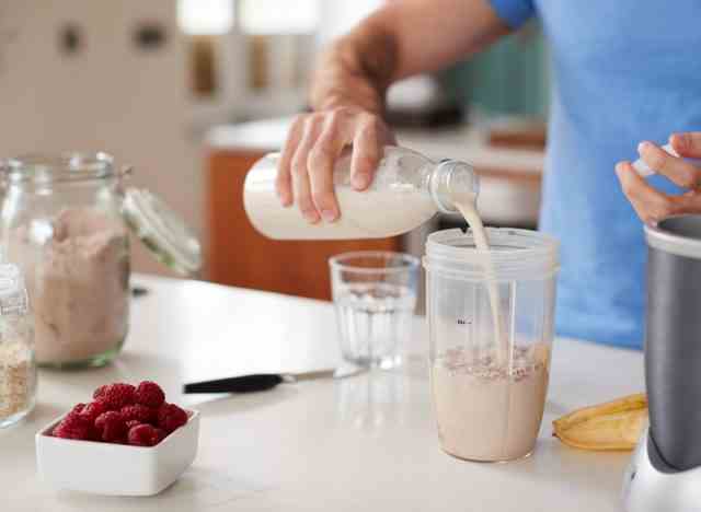 Machen Sie einen Protein-Shake-Smoothie mit einem Stabmixer