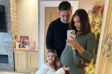 Amy Childs zeigt ihren Babybauch im Strampler, während sie Weihnachten vor der Geburt genießt