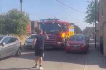 Feuerwehrauto wird von geparkten Autos blockiert – Schuldige sind uneins