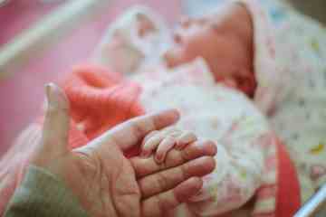 Frischgebackene Mutter wird wegen ungewöhnlichem Babynamen verspottet, bei dem der Anfangsbuchstabe stumm bleibt 