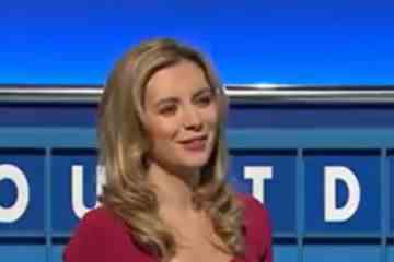 Rachel Riley von Countdown blendet in der Show von Channel 4 in einem tief ausgeschnittenen rosa Kleid