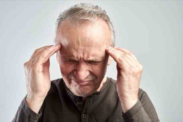 Ein alter Mann berührt seinen Kopf.  Kopfschmerzen.  Alzheimer-Erkrankung