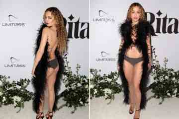 Rita Ora sieht fast nackt aus, als sie ohne BH in Höschen und Federn heraustritt 
