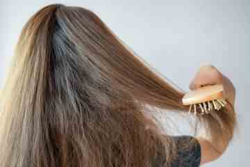 Den wichtigen Haarpflegeschritt, den Sie wahrscheinlich vergessen, ruiniert Ihre Locken