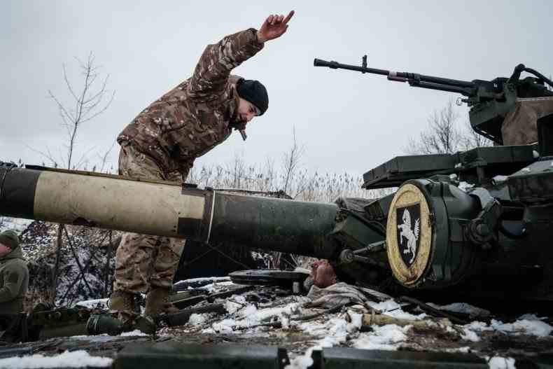 Ukrainischer Soldat auf Panzer in Donezk Donbass