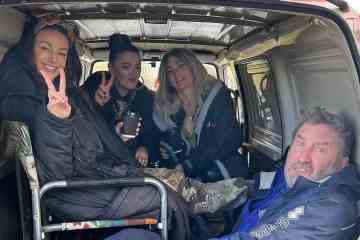 Michelle Keegan enthüllt ihre natürliche Schönheit in einem Van mit Co-Star Lee Mack