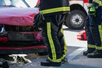 Polizisten untersuchen Feuerwehrleute, „die die Leichen von weiblichen Autounfallopfern fotografiert haben“